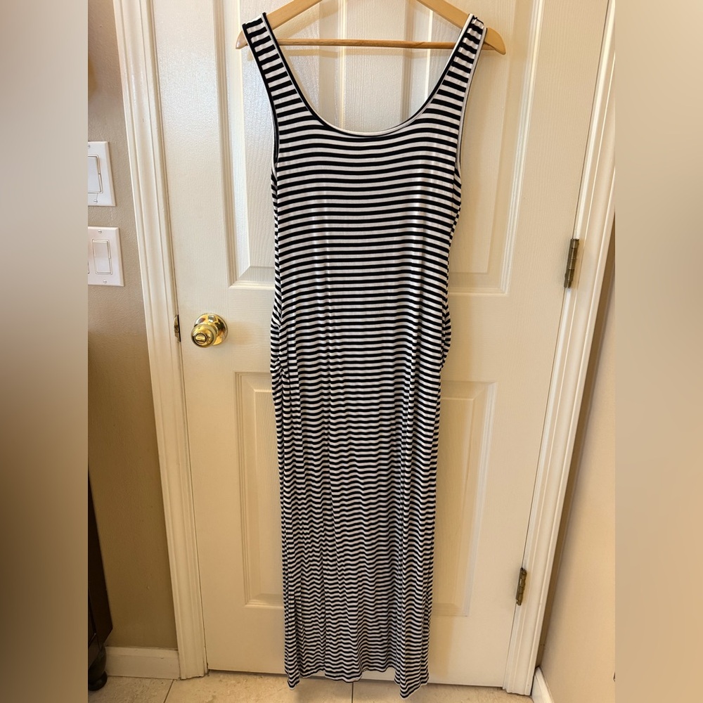 Old Navy Maxi Maternity Dress - Picture 5 of 6